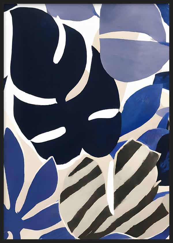 Cuadro con hojas tropicales abstractas en azul marino, azul intenso, gris suave, blanco y negro, con composición botánica moderna de estilo abstracto. Disponible en kudeko.com