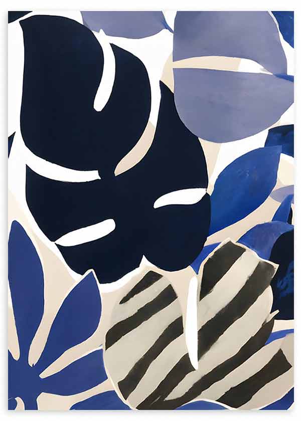 Tableau encadré avec feuilles tropicales abstraites en bleu marine, bleu cobalt, gris lavande, blanc et noir, dans une composition botanique moderne au style abstrait. Disponible sur kudeko.com