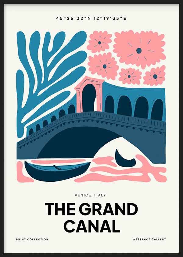 Cuadro de Venecia con puente arqueado, góndola, flores rosadas, formas botánicas azules y composición moderna de estilo ilustración. Disponible en kudeko.com