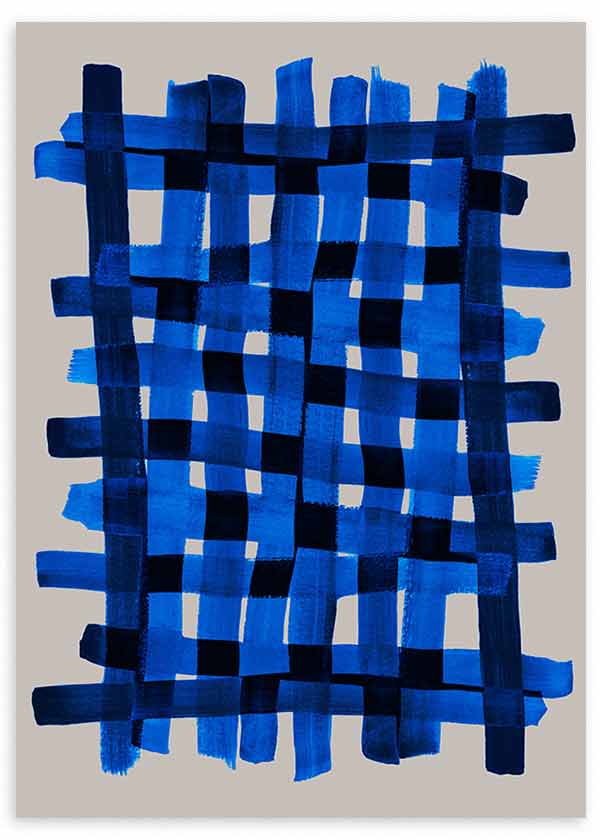 Quadro emoldurado com grelha abstrata de faixas entrelaçadas em azul elétrico, azul cobalto e azul-marinho sobre fundo claro, num estilo gráfico contemporâneo e abstrato. Disponível em kudeko.com