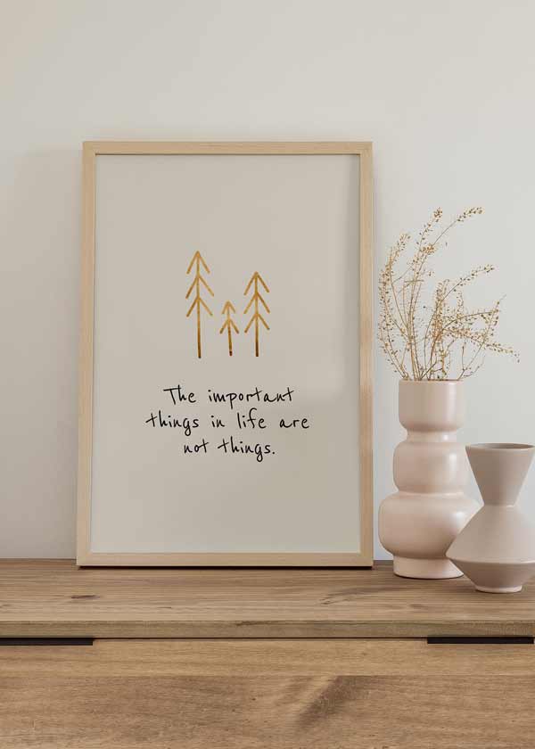 Cuadro de estilo nórdico y navideño con frase "The important thing in life are not things"