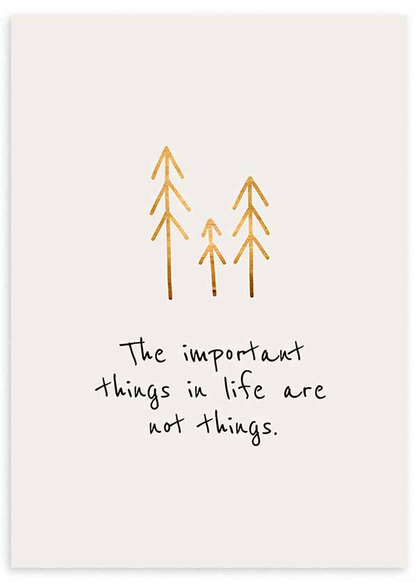 Gerahmtes Wandbild mit inspirierendem englischem Spruch, drei goldenen Bäumen auf weißem Hintergrund, schwarzer Handschrift und schlichtem Stil mit Aussage. Erhältlich auf kudeko.com