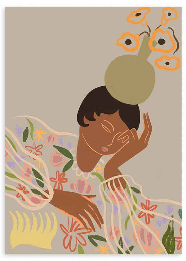 Cuadro con mujer pensativa recostada, vestido floral translúcido, jarrón verde con flores coral y fondo beige, de estilo ilustración. Disponible en kudeko.com