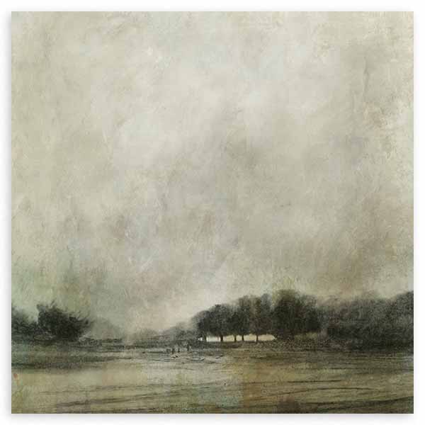Cuadro cuadrado de paisaje brumoso con árboles oscuros, agua tranquila, cielo difuso en tonos beige, gris verdoso y negro suave, de estilo naturaleza y paisajes. Disponible en kudeko.com