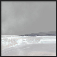 Quadratisches Wandbild mit Küstenlandschaft in grauen, weißen und bläulichen Tönen, ruhigem Wasser, sanften Spiegelungen und diffusen Bergen im Hintergrund, im Natur- und Landschaftsstil. Erhältlich auf kudeko.com