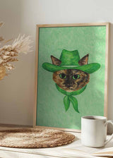 Cuadro ilustración de gato carey con sombrero verde sobre fondo verde claro, kudeko.com