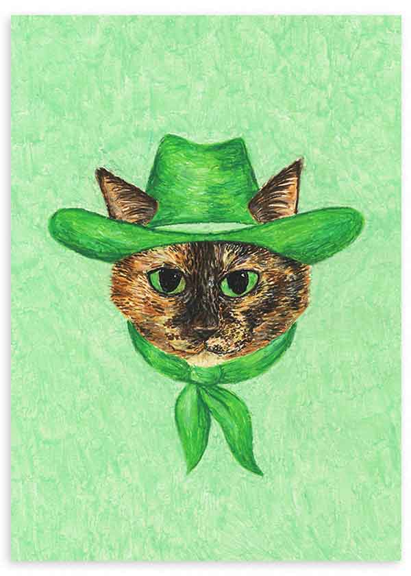Cuadro con retrato de gato carey con sombrero vaquero y pañuelo verdes, ojos verdes intensos, fondo verde agua y estilo ilustración. Disponible en kudeko.com