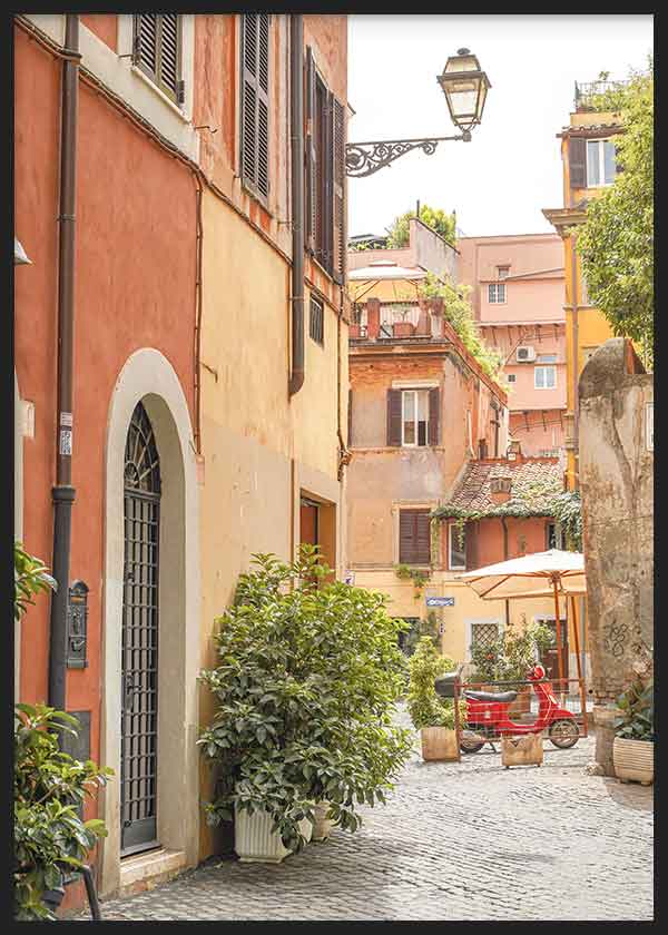 Cuadro de calle de Trastevere en Roma con fachadas terracota, adoquines, farol antiguo, plantas verdes y ambiente mediterráneo, de estilo ciudades. Disponible en kudeko.com