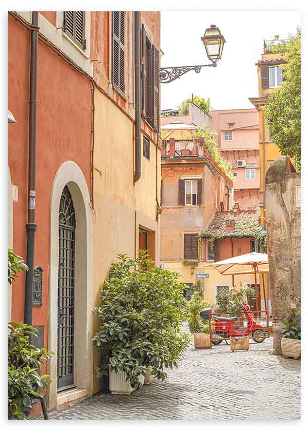 Quadro de rua de Trastevere em Roma com fachadas terracota, creme e pêssego, calçada empedrada, candeeiro antigo, plantas verdes e estilo cidades mediterrânico. Disponível em kudeko.com