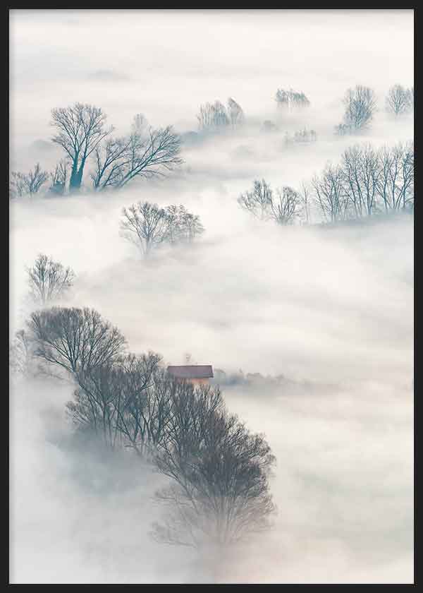 Gerahmtes Wandbild mit Landschaft, Bäumen im Nebel, kleinem abgelegenem Haus, grauen, bläulichen und beigen Tönen im Naturstil. Erhältlich auf kudeko.com
