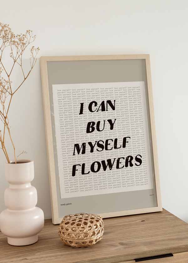 Cuadro con frase "I can buy myself flowers", un guiño a la canción de Miley Cyrus.