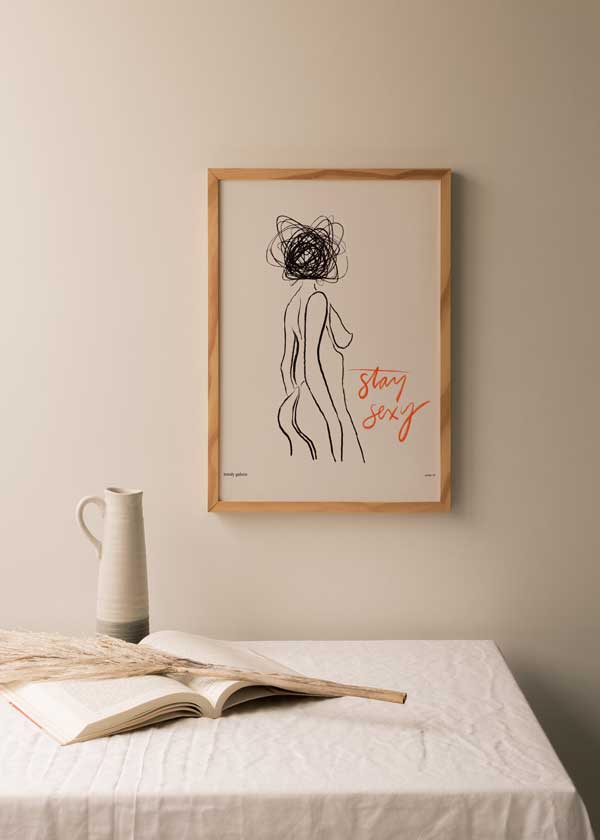 Cuadro ilustración artística nude de mujer y frase "stay sexy"