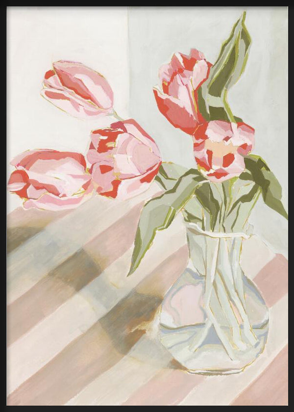 Cuadro de tulipanes rosados y coral en jarrón de vidrio, con hojas verde oliva, fondo claro y sombras diagonales suaves, de estilo floral. Disponible en kudeko.com