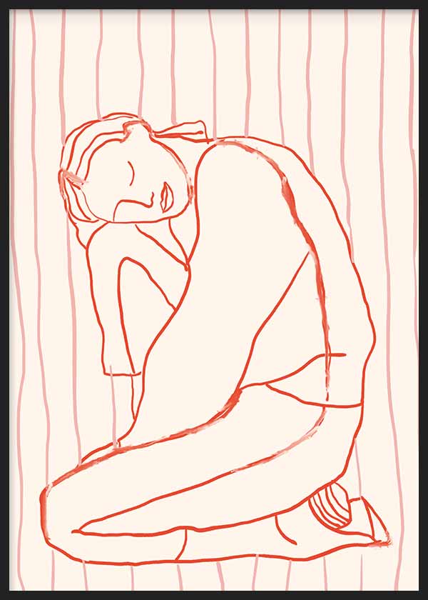 Gerahmtes Wandbild mit sitzender weiblicher Figur in roten Linien, cremefarbenem Hintergrund mit feinen rosa Streifen, im ruhigen zeitgenössischen Illustrationsstil. Erhältlich auf kudeko.com