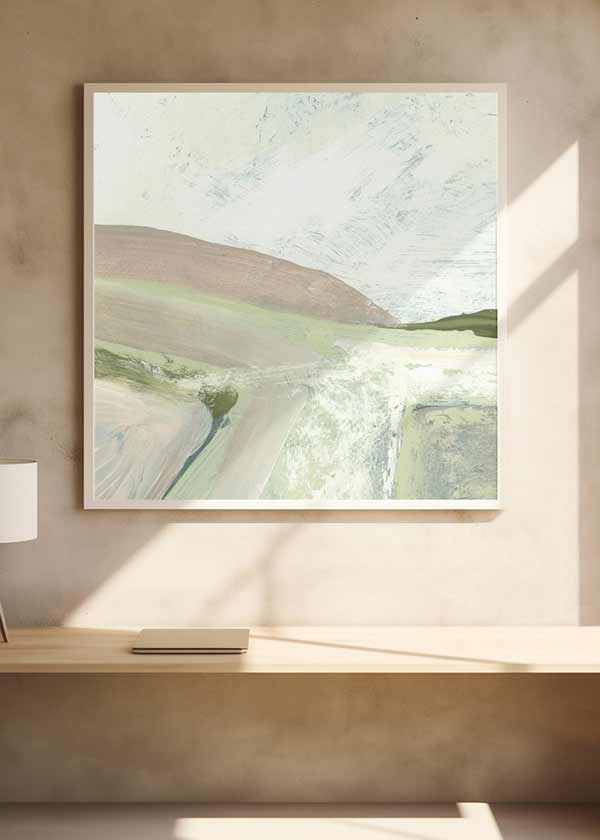 Cuadro cuadrado con paisaje abstracto de colinas suaves, campos claros en verde salvia, beige arena, blanco roto y detalles grisáceos, de estilo naturaleza y paisajes. Disponible en kudeko.com
