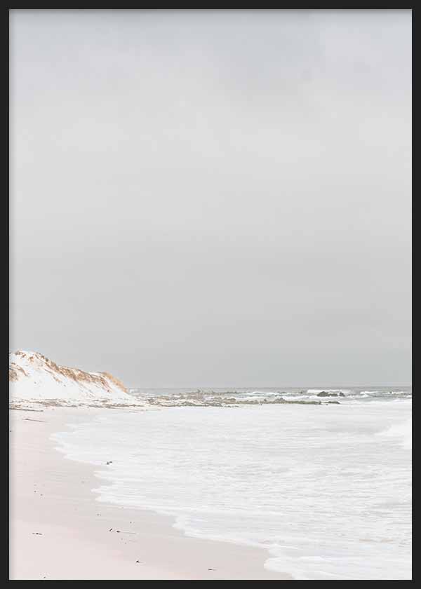 Cuadro fotográfico con escena de playa en tonos suaves de blanco y beige – kudeko.com