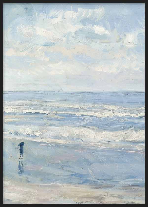 Quadro emoldurado de praia com ondas suaves, céu nublado, figura solitária junto à beira-mar, em azul-claro, branco e cinzento, de estilo vintage. Disponível em kudeko.com