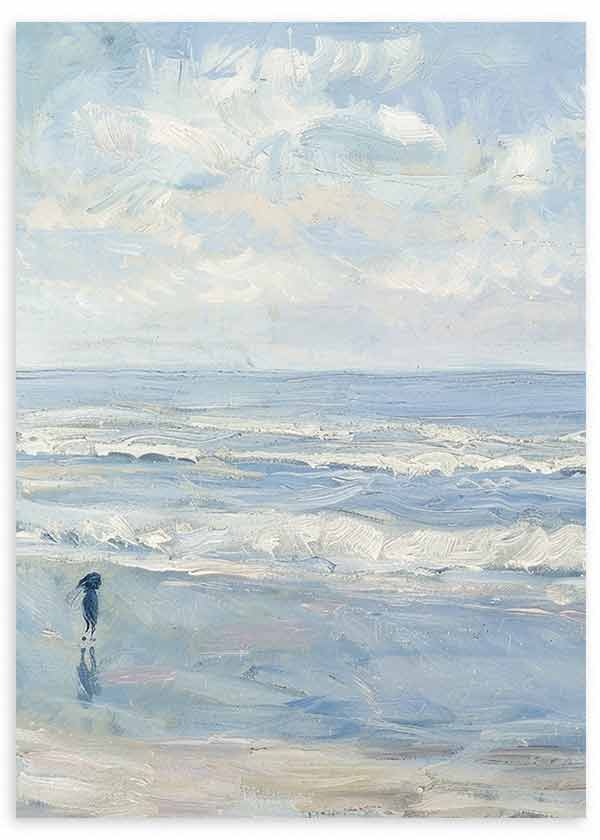 Tableau de plage encadré avec vagues douces, ciel nuageux, silhouette solitaire au bord de l’eau, tons bleu clair, blanc et gris, style vintage. Disponible sur kudeko.com