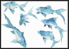 Quadro horizontal com cinco peixes azuis em diferentes posições, fundo branco, tons de azul claro e azul água, composição limpa em estilo de ilustração marinha. Disponível em kudeko.com