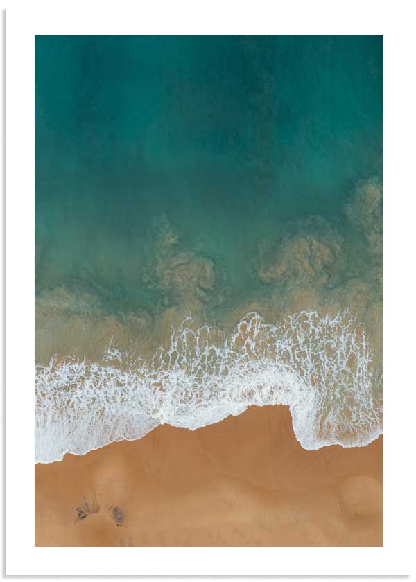 Cuadro de vista aérea de costa con mar turquesa, espuma blanca y arena beige, composición serena de estilo fotográfico. Disponible en kudeko.com