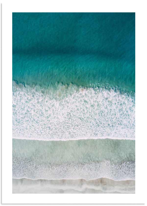 Tableau avec vue aérienne de la mer et du rivage, eau turquoise, écume blanche, sable beige doux et style photographique apaisant. Disponible sur kudeko.com