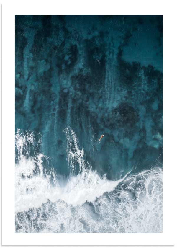 Cuadro con vista aérea de olas rompiendo sobre mar azul petróleo y turquesa, espuma blanca y estilo fotográfico de inspiración costera. Disponible en kudeko.com