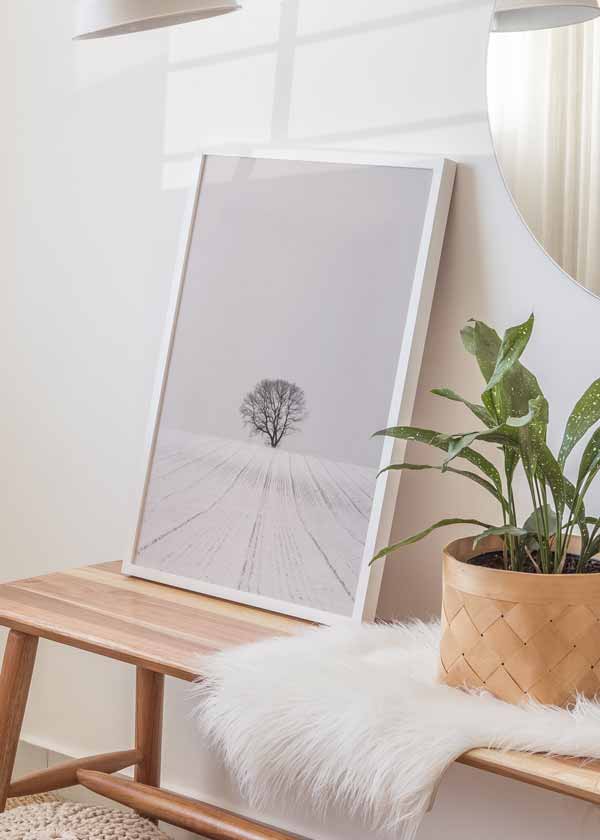 Cuadro fotográfico de árbol sobre campo cubierto de nieve