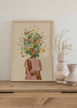 Cuadro de ilustración de mujer sobre fondo beige y detalles florales. Una de las obras del Frida Floral Studio.