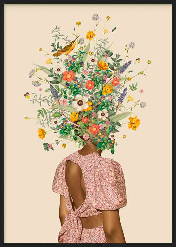 Cuadro de mujer de espaldas con vestido rosa y ramo de flores silvestres en tonos verdes, amarillos, coral, blanco y lila, con pequeños pájaros, de estilo ilustración. Disponible en kudeko.com