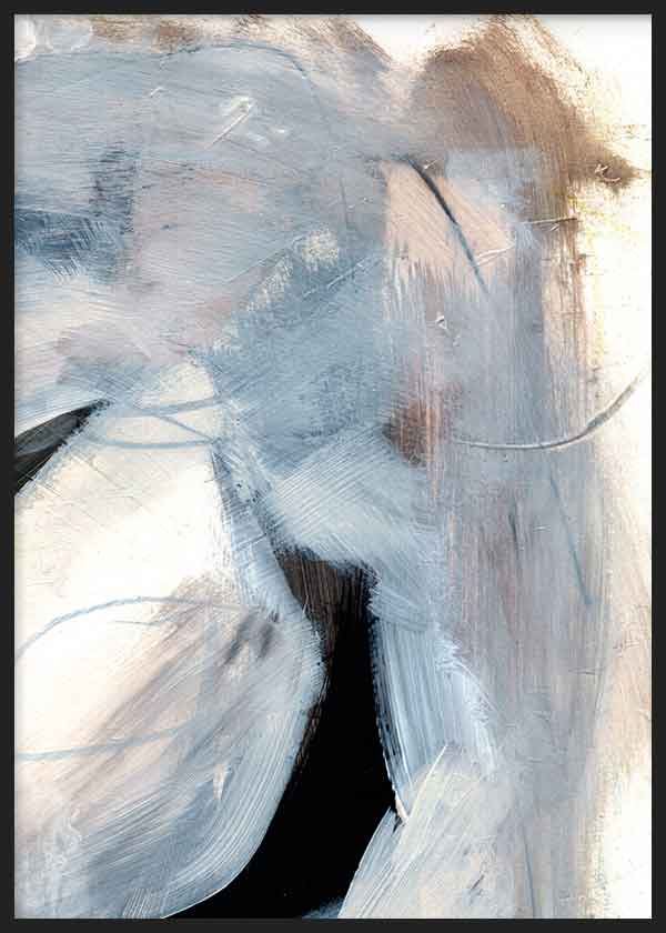 Cuadro con composición abstracta en azul grisáceo, blanco roto, beige suave y acentos negros, con formas fluidas y atmósfera serena de estilo abstracto. Disponible en kudeko.com