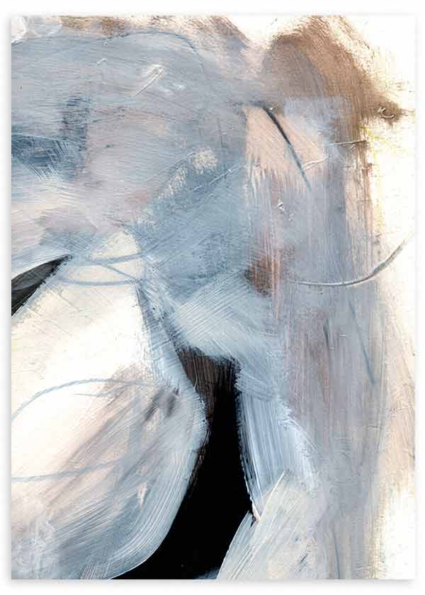 Quadro com composição abstrata fluida em azul acinzentado, branco sujo, bege suave e apontamentos pretos, com formas gestuais e estilo contemporâneo sereno. Disponível em kudeko.com