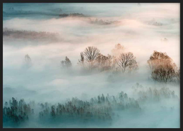 Horizontales Wandbild mit winterlicher Landschaft, kahlen Bäumen im Nebel, blaugrauen, weißen und beigen Farbtönen, im ruhigen Natur- und Landschaftsstil. Erhältlich auf kudeko.com