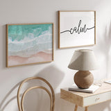 Cuadro horizontal con vista aérea de mar turquesa, espuma blanca y arena rosada, composición luminosa de estilo fotográfico inspirada en la costa. Disponible en kudeko.com