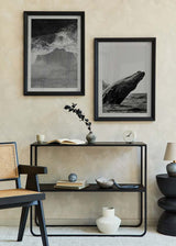 Cuadro de mar en vista aérea con olas espumosas, agua oscura, orilla suave y composición en blanco y negro de estilo fotográfico. Disponible en kudeko.com