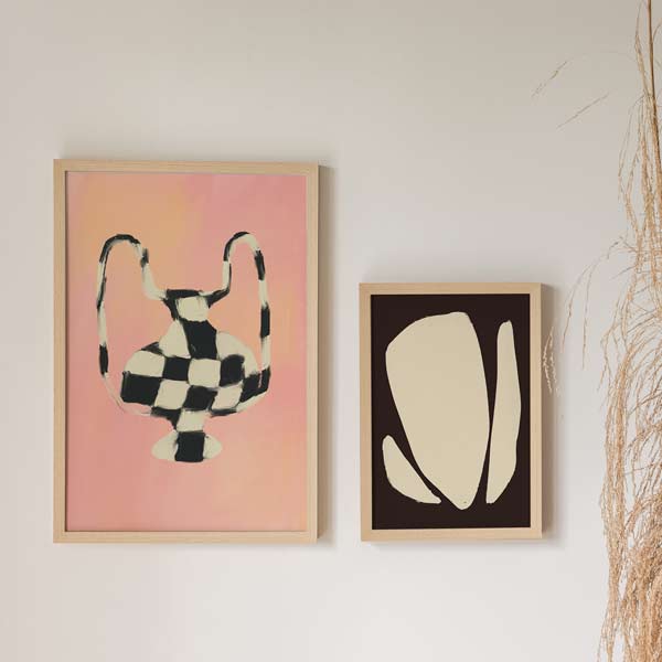 decoración con cuadros, ideas - Cuadro de abstracto y minimalista. Una obra con carácter gracias a su contraste con el fondo negro rojizo y formas en color crema