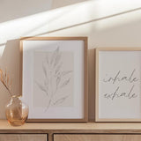 decoración con cuadros, ideas - Cuadro con frase "Inhale Exhale" con fondo beige, estilo nórdico. Una obra relajante para colgar en cualquier estancia de la casa.