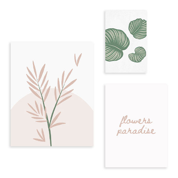 Set aus drei Wandbildern mit tropischen Blättern in Salbeigrün, botanischem Zweig in Puderrosa, Schriftzug flowers paradise, weißem Hintergrund und minimalistischem Stil. Erhältlich auf kudeko.com