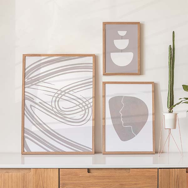 Ensemble de trois tableaux avec formes abstraites beige, sable et blanc, lignes courbes organiques, demi-cercles superposés et visage linéaire, dans un style minimaliste et épuré. Disponible sur kudeko.com