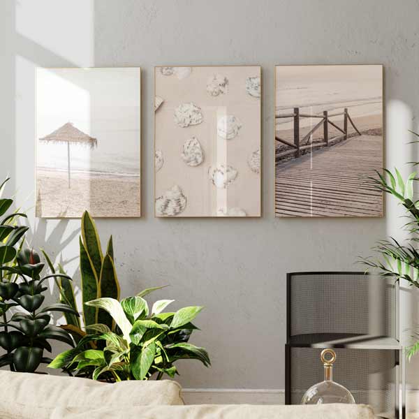 decoración con cuadros, ideas - Cuadro fotográfico de sombrilla en la playa. Una obra muy veraniega.