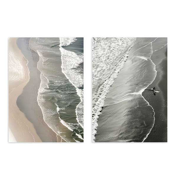 Conjunto de dois quadros com vista aérea de praia, ondulação branca sobre areia bege, mar cinzento-esverdeado e estilo fotográfico sereno e depurado. Disponível em kudeko.com