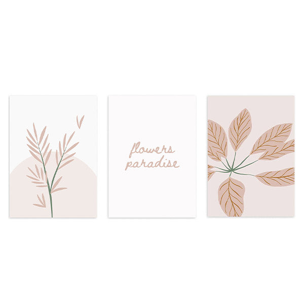 Conjunto de três quadros com folhas botânicas em bege, rosa envelhecido, verde suave, frase central decorativa e composição de estilo minimalista. Disponível em kudeko.com