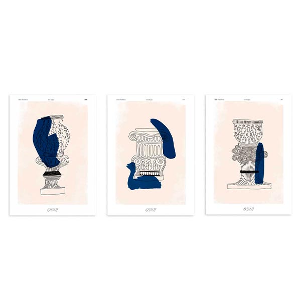 Set aus drei Wandbildern mit Vase und griechischen Säulen, feinen schwarzen Linien, tiefem Blau auf rosig-beigem Hintergrund, minimalistischer und klarer Stil für die Wandgestaltung. Erhältlich auf kudeko.com