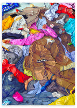 Lámina decorativa sin marco de estilo abstracto y minimalista, ropa colorida en caos expresivo, modelo Colorful Clothes Chaos