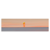 Lámina decorativa sin marco de estilo minimalista y ilustración, figura solitaria frente al mar al atardecer, modelo La hora dorada