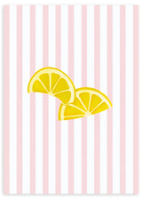 Lámina decorativa sin marco de estilo minimalista y tonos_pastel, rodajas de limón sobre fondo de rayas rosas, modelo Limones Fresquitos
