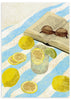 Lámina decorativa sin marco de estilo orgánico y minimalista, bodegón veraniego con limones y libro, modelo El color del verano