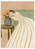 Wandbild ohne Rahmen im organischen und minimalistischen Stil, Frau betrachtet Blumen in einem Innenraum, Modell Woman Admiring Flowers. Erhältlich auf kudeko.com