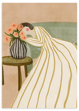 Wandbild ohne Rahmen im organischen und minimalistischen Stil, Frau betrachtet Blumen in einem Innenraum, Modell Woman Admiring Flowers. Erhältlich auf kudeko.com