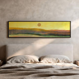 Horizontales Wandbild mit Landschaft, Sonne über sanften Hügeln, diffusem Horizont, gelben, ockerfarbenen, weich grünen Tönen und reduziertem abstraktem Stil. Erhältlich auf kudeko.com
