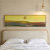 Horizontales Wandbild mit Landschaft, Sonne über sanften Hügeln, diffusem Horizont, gelben, ockerfarbenen, weich grünen Tönen und reduziertem abstraktem Stil. Erhältlich auf kudeko.com